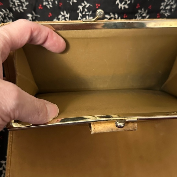 Vintage Celine Macadam - Ladies long wallet in beige. Kiss lock. Snap front. - Picture 10 of 16